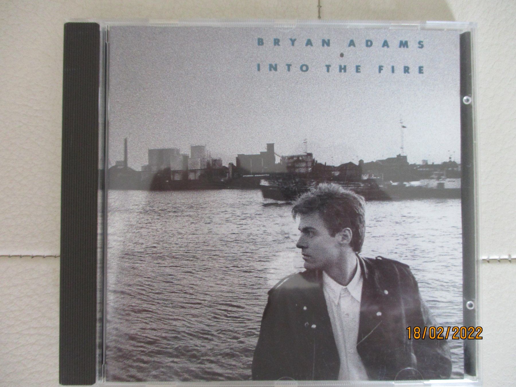 CD: Bryan Adams  --  Into The Fire – Usato da Liestal venduto da Disc-Point
