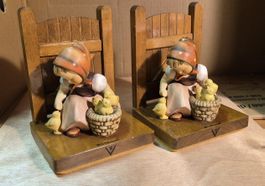 Goebel Hummel Buchstützen Paar – "Kükenmütterchen"