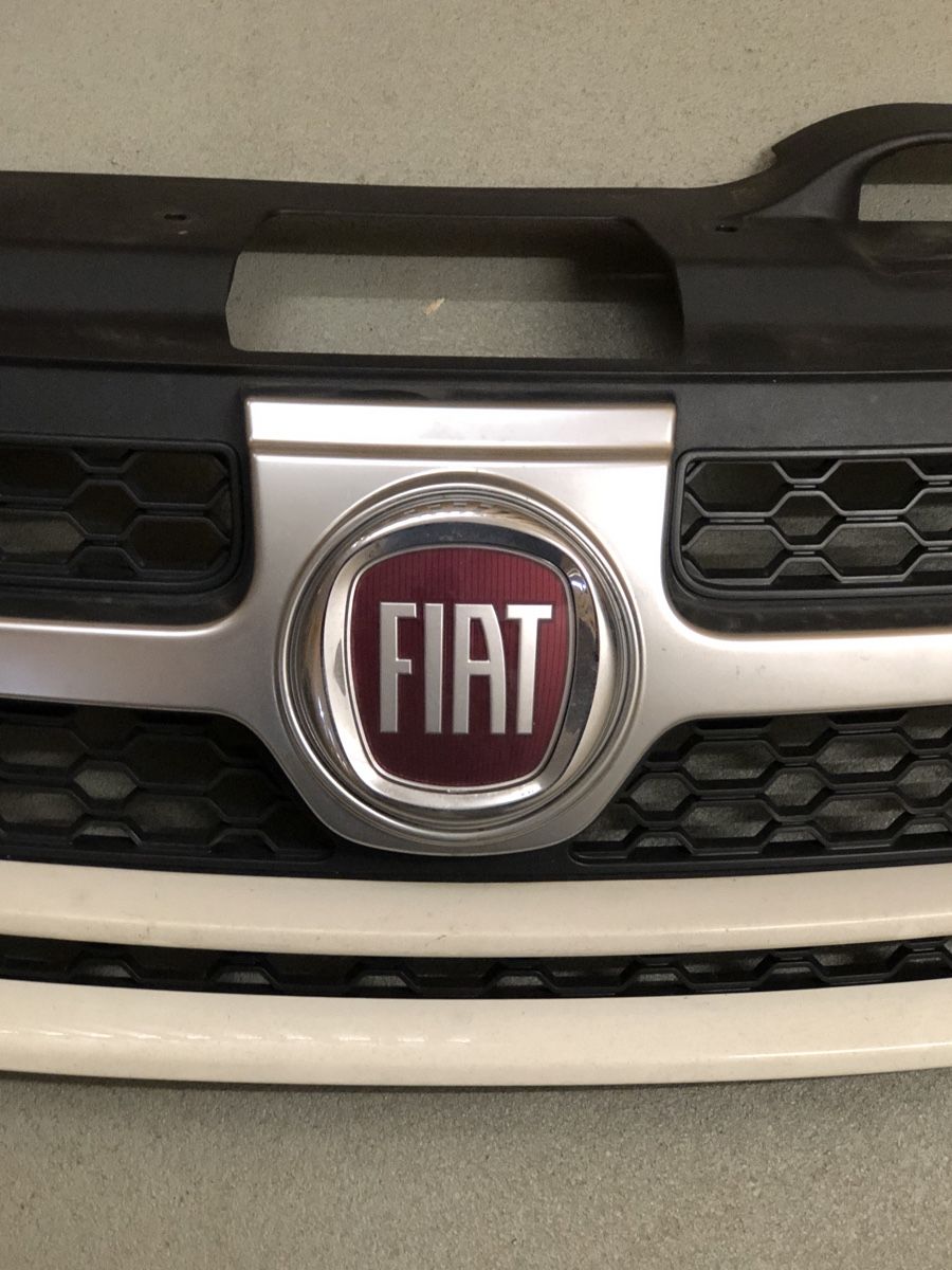 Fiat Tutti pezzi di ricambio auto: Fiat Freemont Frontgrill Bossanova Weiss – Usato da Rikon im Tösstal venduto da BronxBomber 1