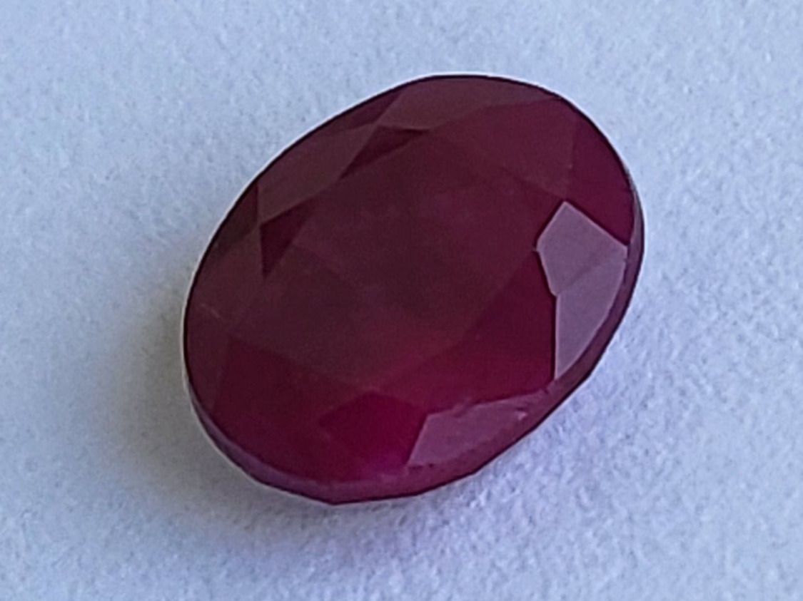 Rubis Naturel Cabochon Rond - 2,27 Carats, Rouge Sang, Transparent, 7,09 Mm