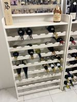 Flaschenschrank aus weißem Holz