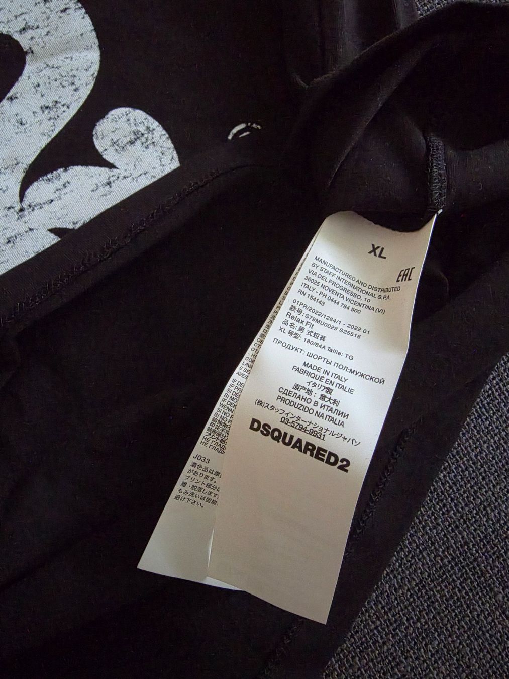 Dsquared2 T-shirt: Dsquared2 T-Shirt in schwarz – Usato da Zürich venduto da suz_b25w 1