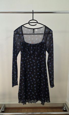 Schwarzes Blumenkleid
