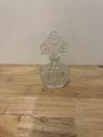Parfumflakon Glas antik floral verziert Deckel vorhanden