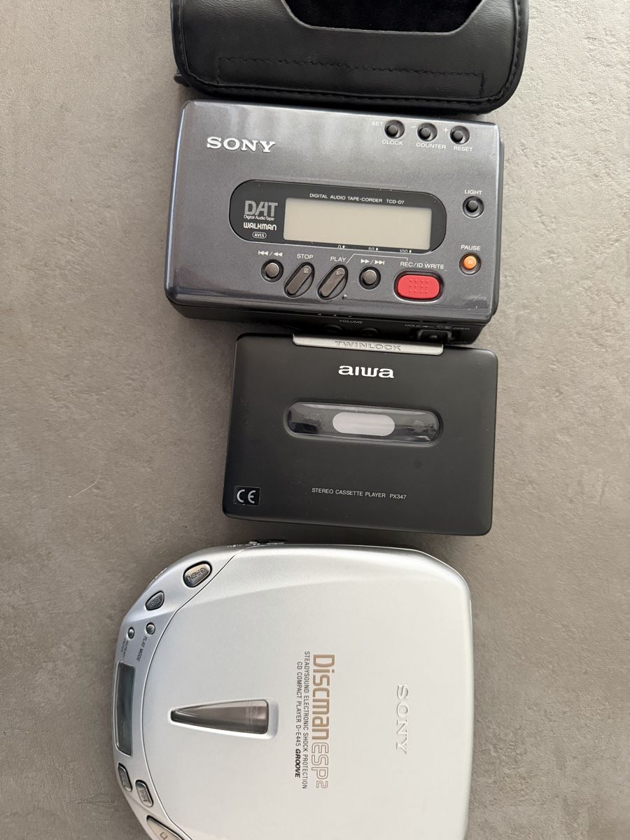 Sony DAT Walkman TCD-D7, Aiwa Kassetten-Player & Discman D-E (Defekt ...