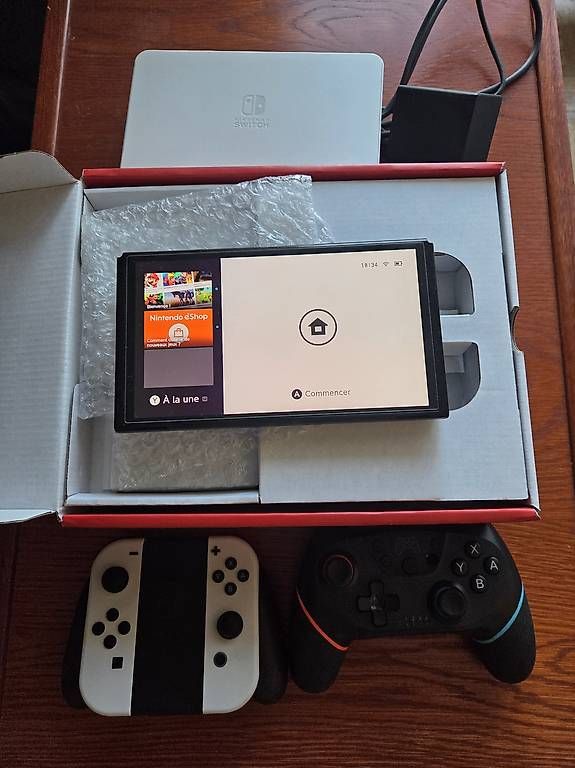 Konsolen: Nintendo Switch Oled + Mario kart 8 + manette suppl. – Gebraucht aus Genève von fre_6hjt 3