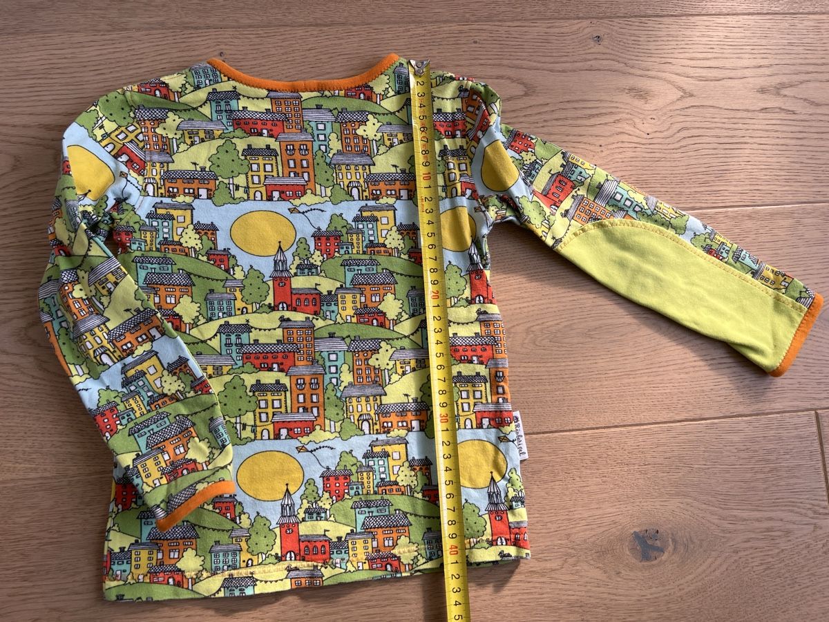 Maglioni & Felpe: Unikat: Elastisches Langarmshirt mit Häuserprint, Gr 98-110 – Usato da Oensingen venduto da katepe 2