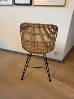 Rattan-Stuhl mit schwarzem Metallgestell (Interio/Pfister)