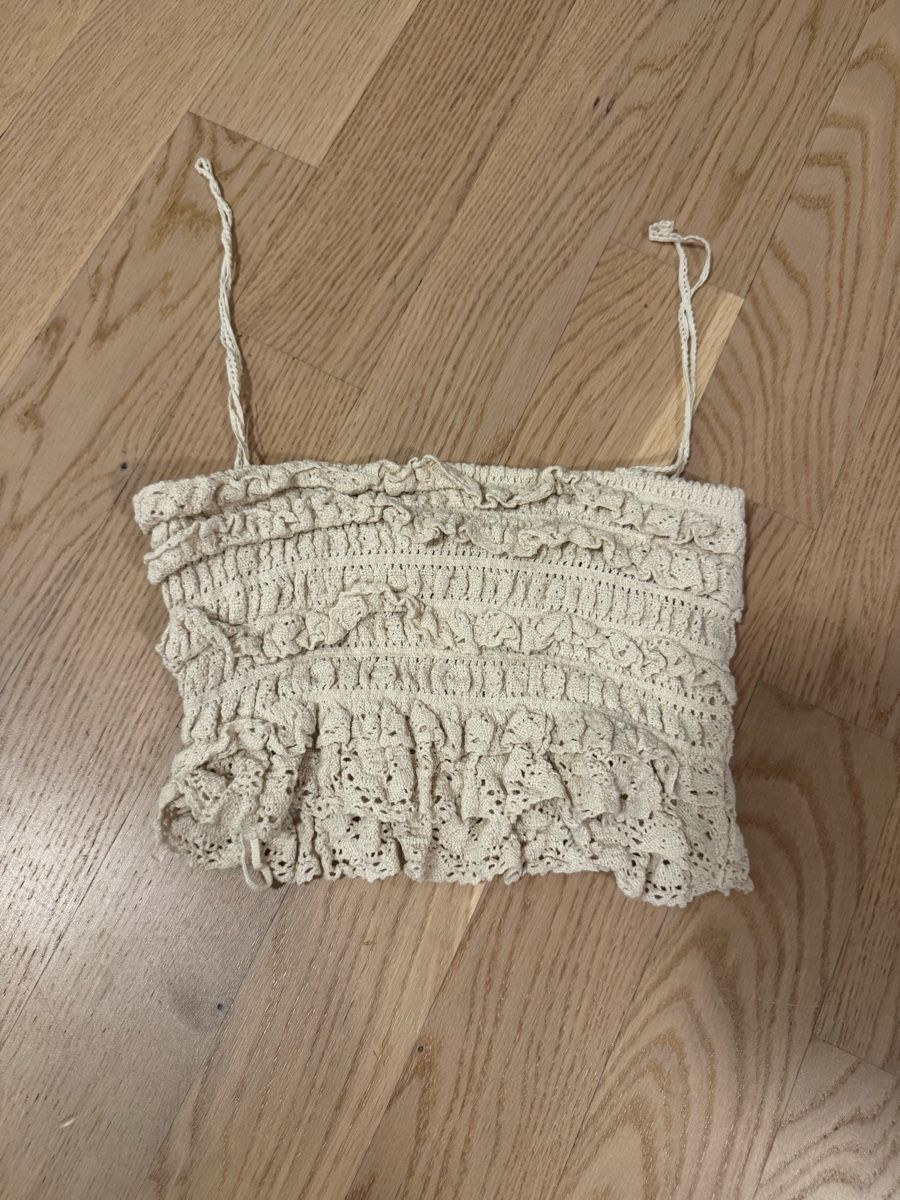 Zara Top: Häkel Top beige mit Rüsche – Nuovo (secondo la descrizione) da Pfäffikon ZH venduto da aitm_00