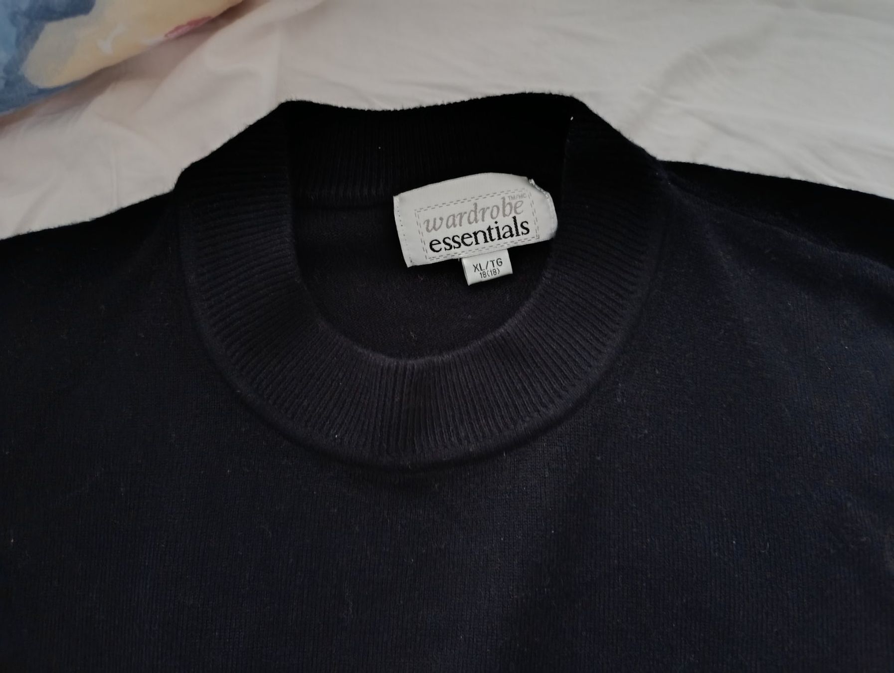 Pullover & Sweatshirts: Pull noir – Gebraucht aus St-Cergue von Neviana 1