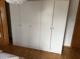 Grosser weisser Kleiderschrank