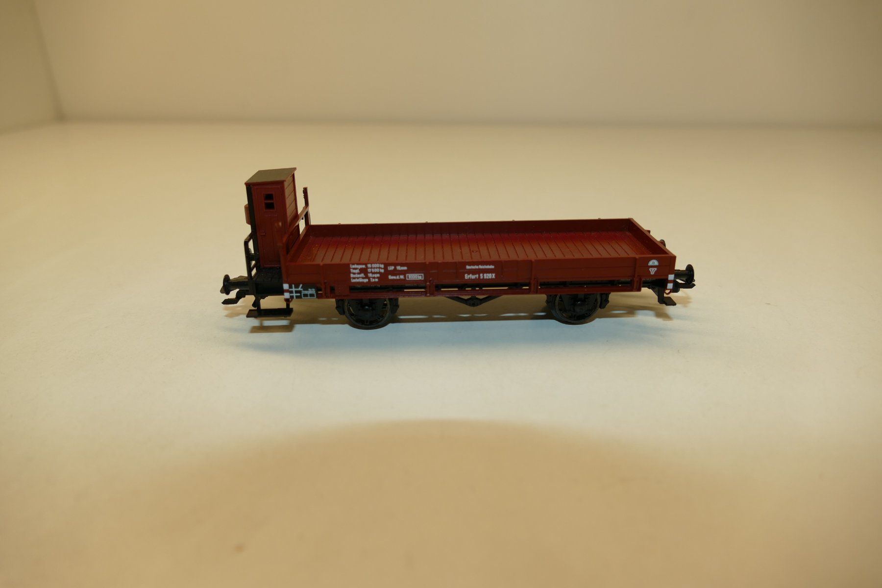 Fleischmann Modelleisenbahnen: Fleischmann H0: DR Flachwagen mit Bremserhaus – Neu (gemäss Beschreibung) aus Niederhasli von rail-duerst 2