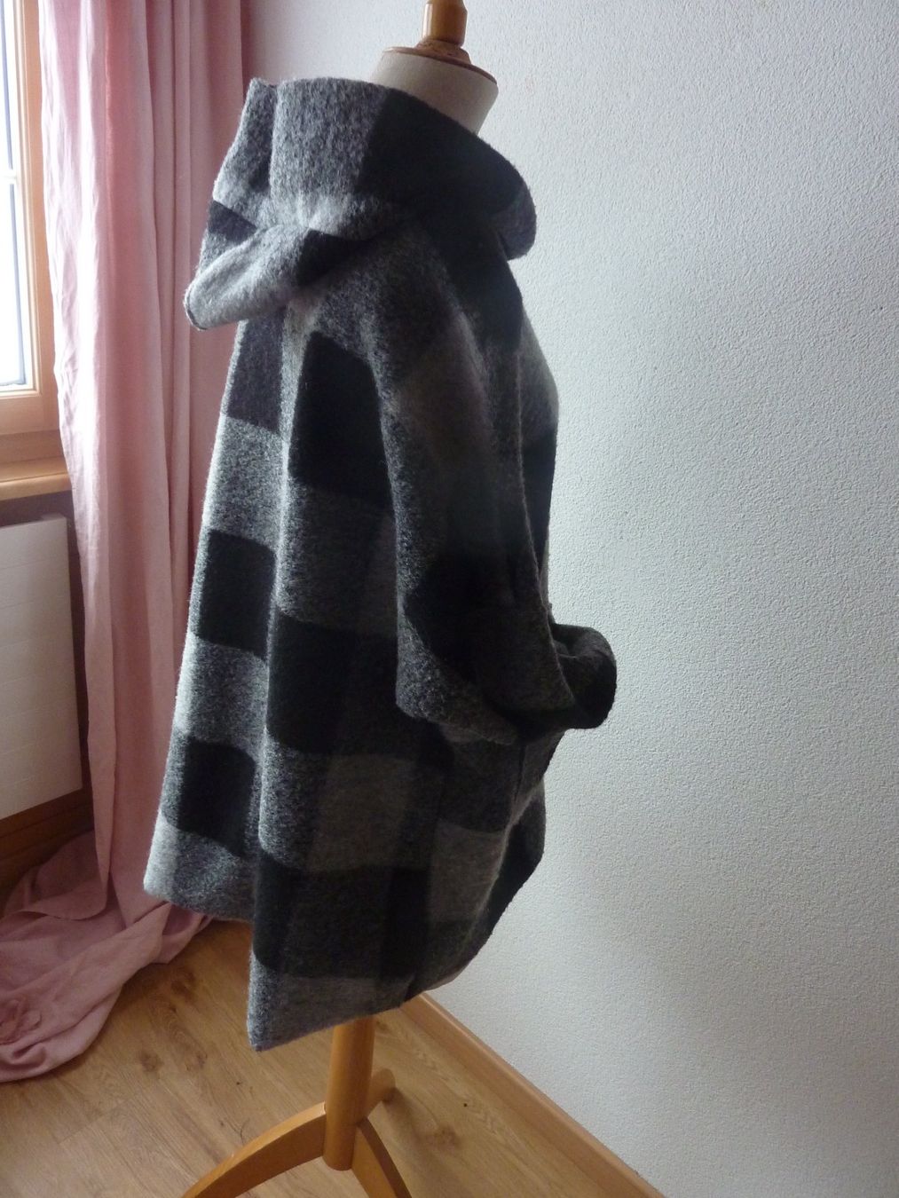 Giacche: Jacke mit Kapuze, Karro Look,  one Size – Usato da Waldstatt venduto da Kananaskis1