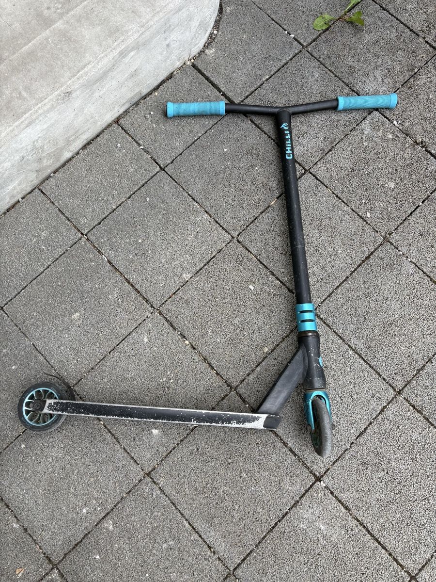 Fahrzeuge für Kinder: Roller CHILLI Pro Scooter blau-schwarz gebraucht – Gebraucht aus Bern von m.wyss