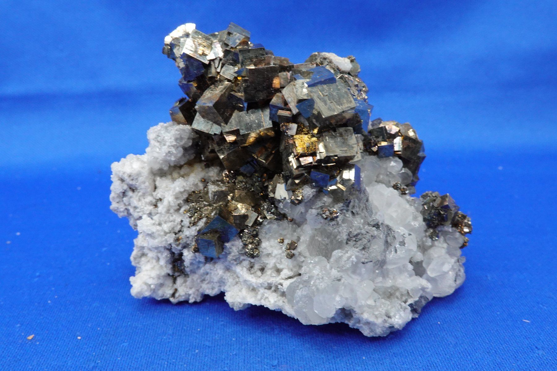 Minerali & Pietre curative: Pyrit auf Calcit (UV) – Usato da Schinznach Bad venduto da Demerald 9