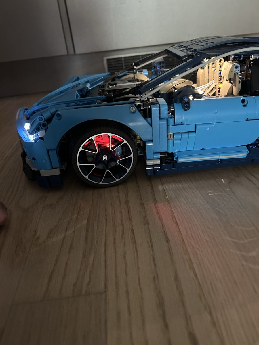 Lego Giocattoli: LEGO Technic Bugatti Chiron 42083 + custom LED light kit – Usato da Zürich venduto da giovi321 7