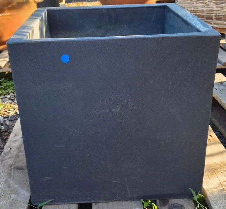 Vasi per fiori: Grosser Kunststoff-Blumentopf Dark Grey – Usato da Forch venduto da WeberC