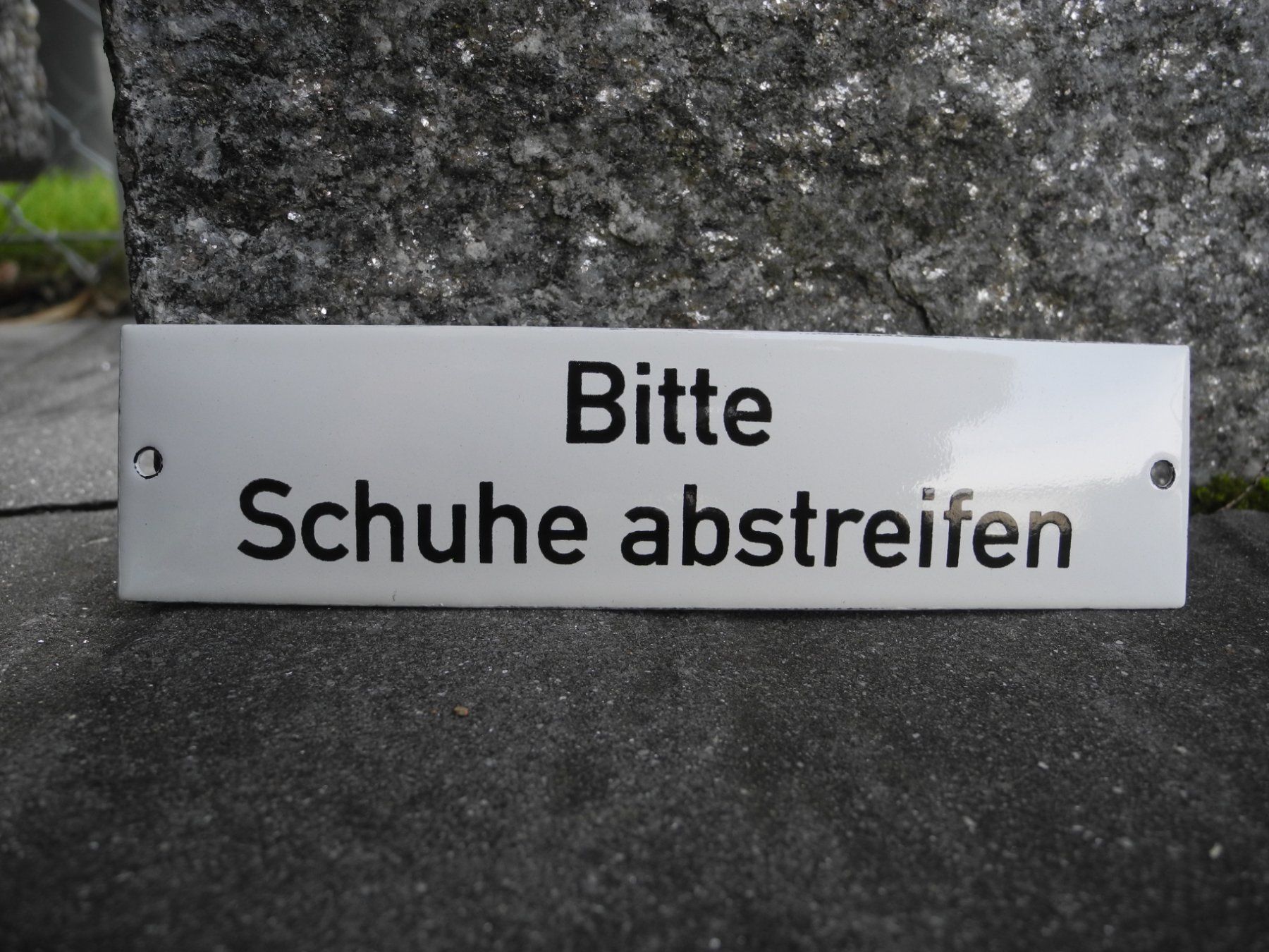 Insegne: BITTE SCHUHE ABSTREIFEN EMAILSCHILD – Nuovo (secondo la descrizione) da Reinach AG venduto da Huckleberrysix