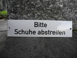 BITTE SCHUHE ABSTREIFEN EMAILSCHILD