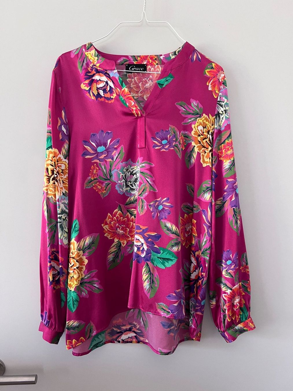 Grace Camicette: Grace Bluse aus Seidensatin Pink mit Blumenprint – Nuovo (secondo la descrizione) da Meilen venduto da Bettyfo