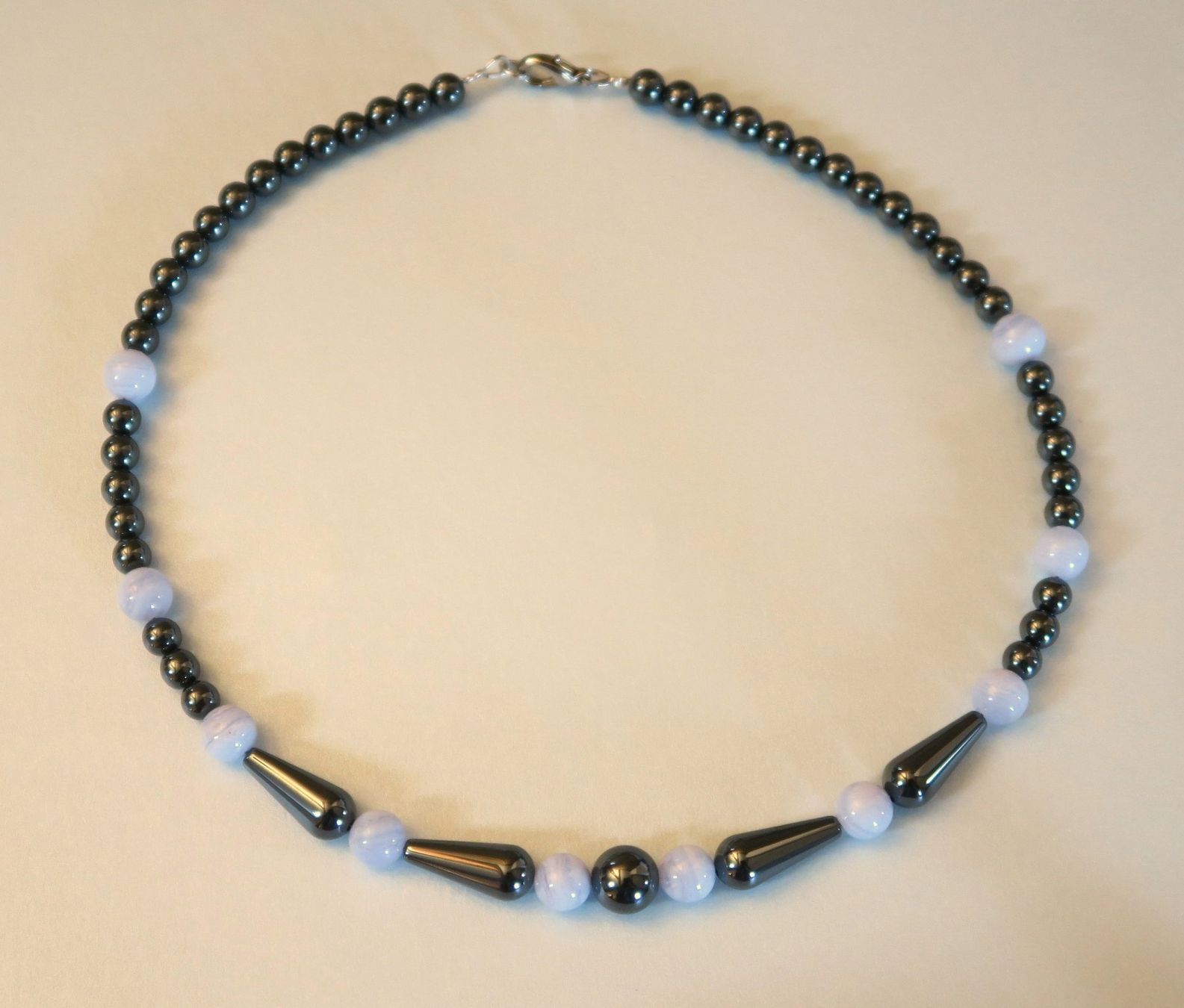Catenine: Hämatit/Chalcedon Perlenkette – Usato da Brittnau venduto da marlenestone
