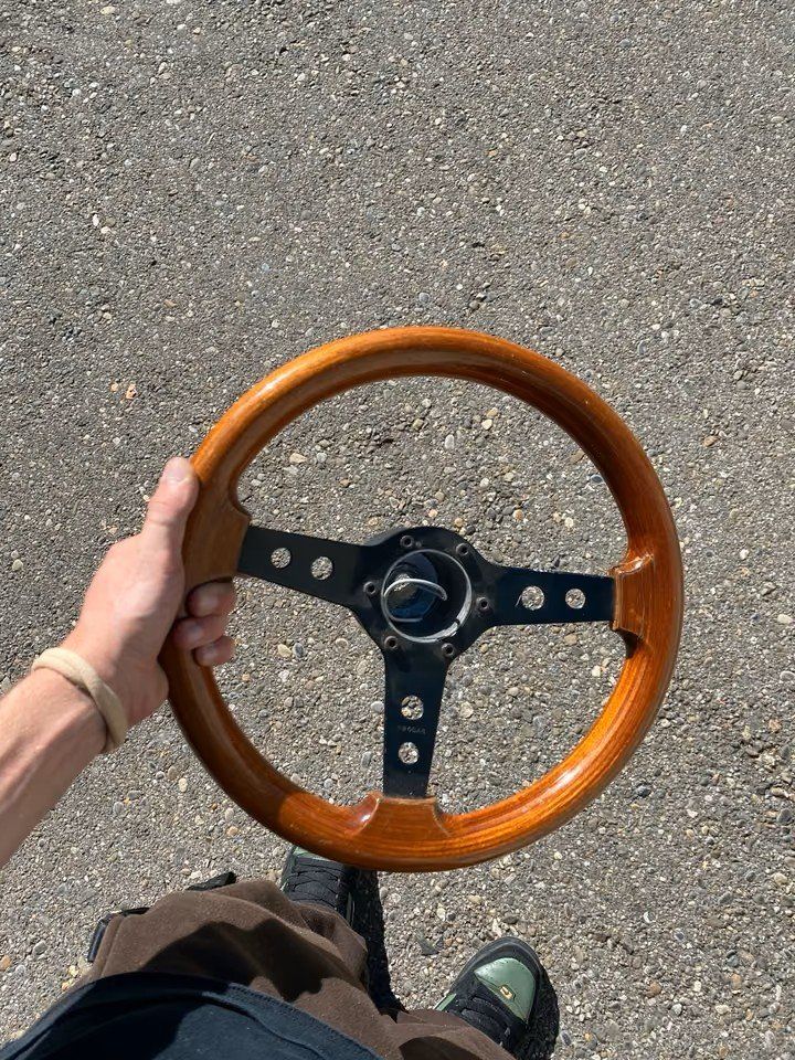Alle Autoersatzteile: Holzlenkrad Golf 1 mit Nabe – Gebraucht aus Kreuzlingen von out_q97h