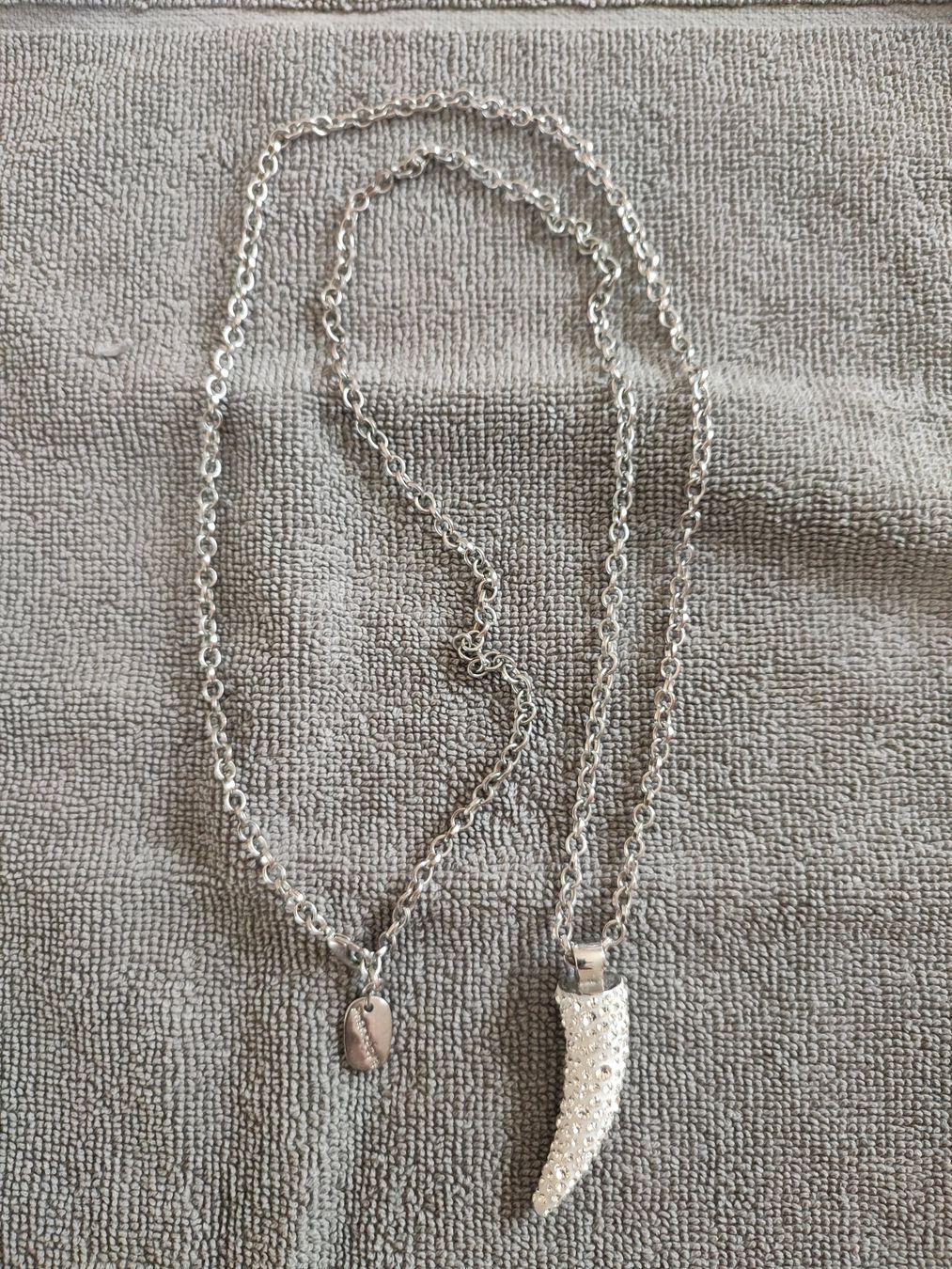 Catenine: Hochwertiger Modeschmuck, Haifischzahn – Usato da Winterthur venduto da Priscatg