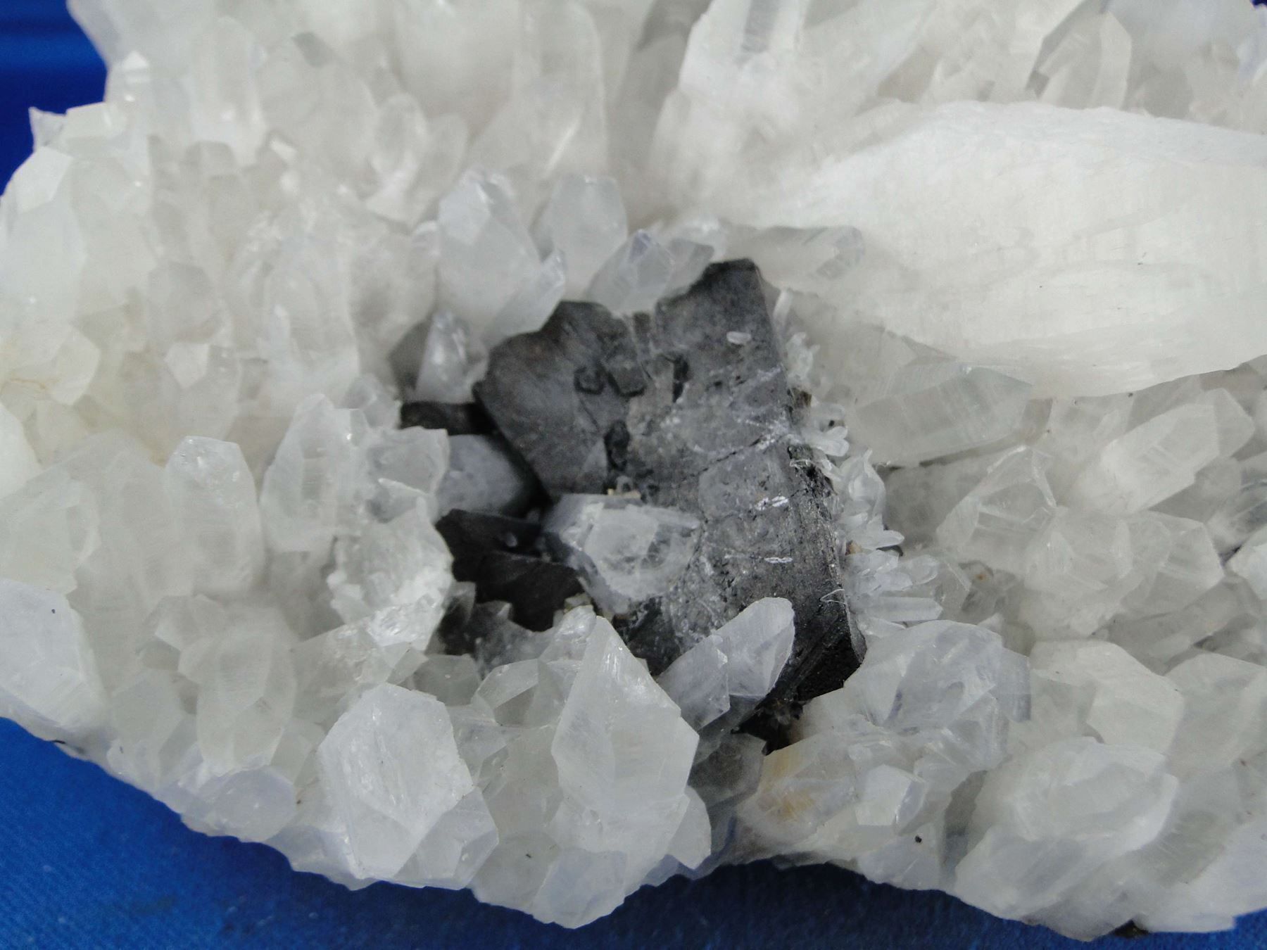 Mineralien & Heilsteine: Bergkristall mit Tetrahedrit – Gebraucht aus Schinznach Bad von Demerald 2