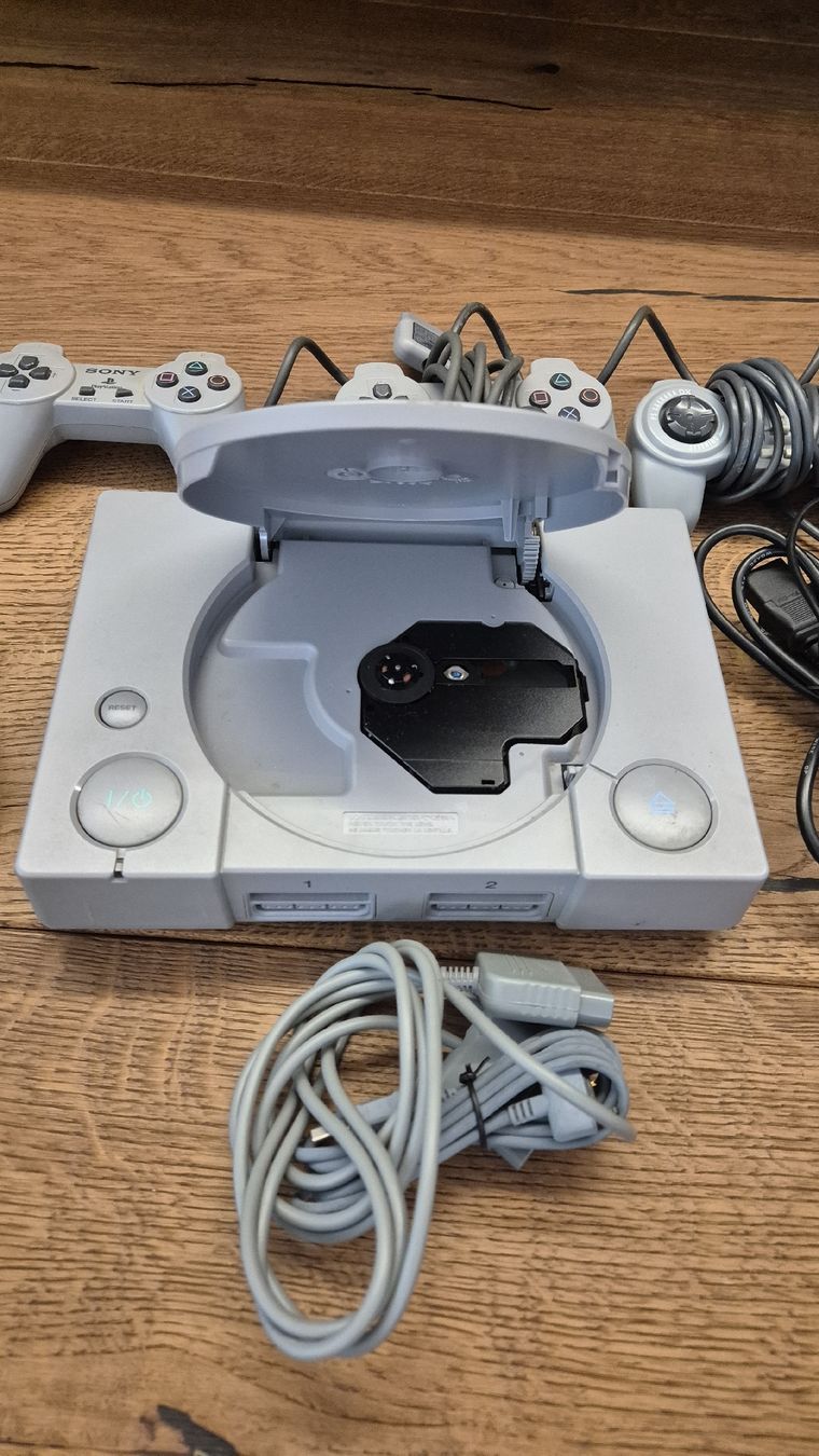 Sony Consoles: Sony PlayStation 1 mit 4 Kontroller – D'occasion à Busswil TG par one123 2