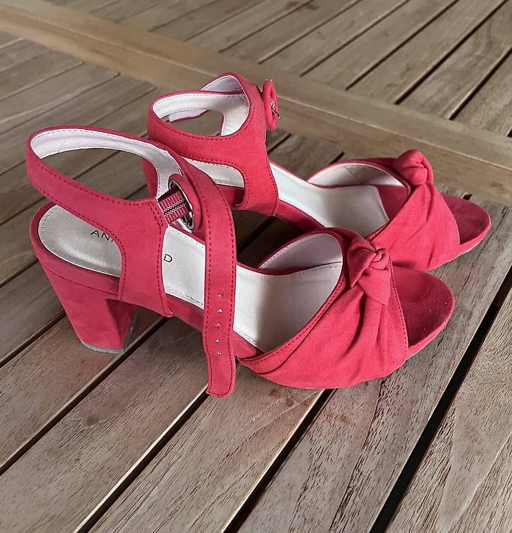 Damenschuhe: Sandale Sommer rot, Grösse 38 – Gebraucht aus St. Niklausen LU von Mimmi86