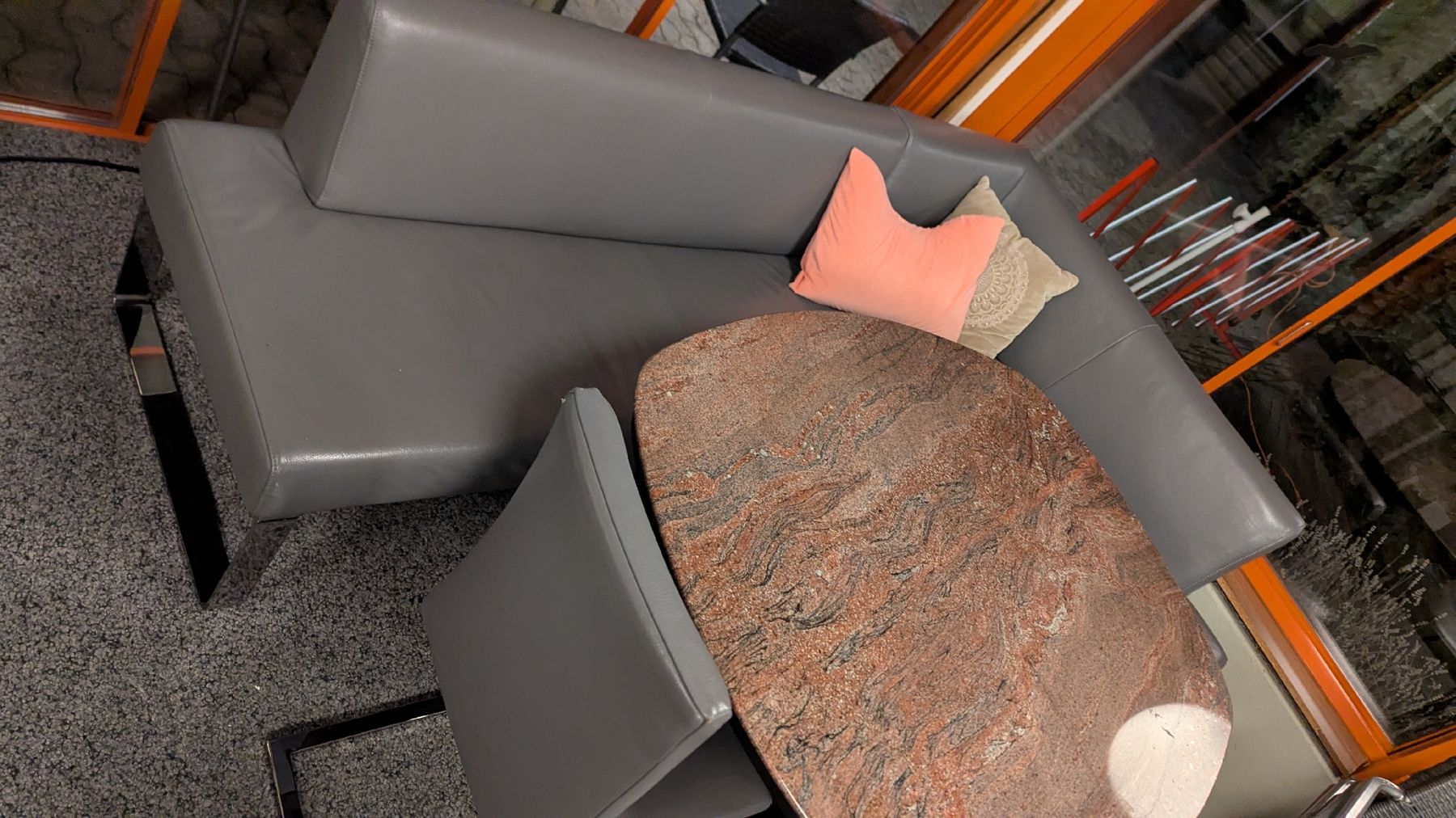 Tavoli: Marmortisch mit Sofa – Usato da Arbon venduto da nolodon