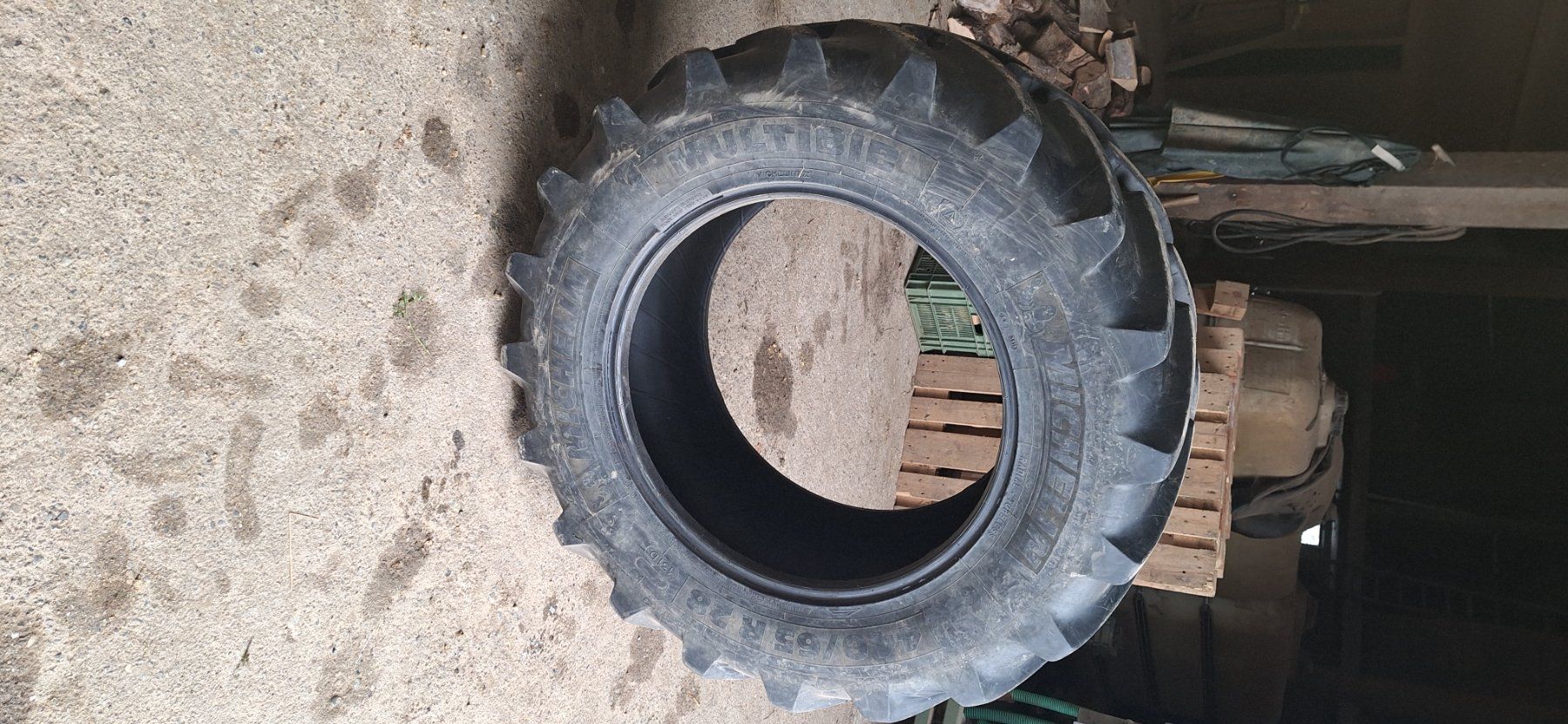 Traktoren: Pneu 440/65 R28 – Gebraucht aus Unterlunkhofen von man_rn2g