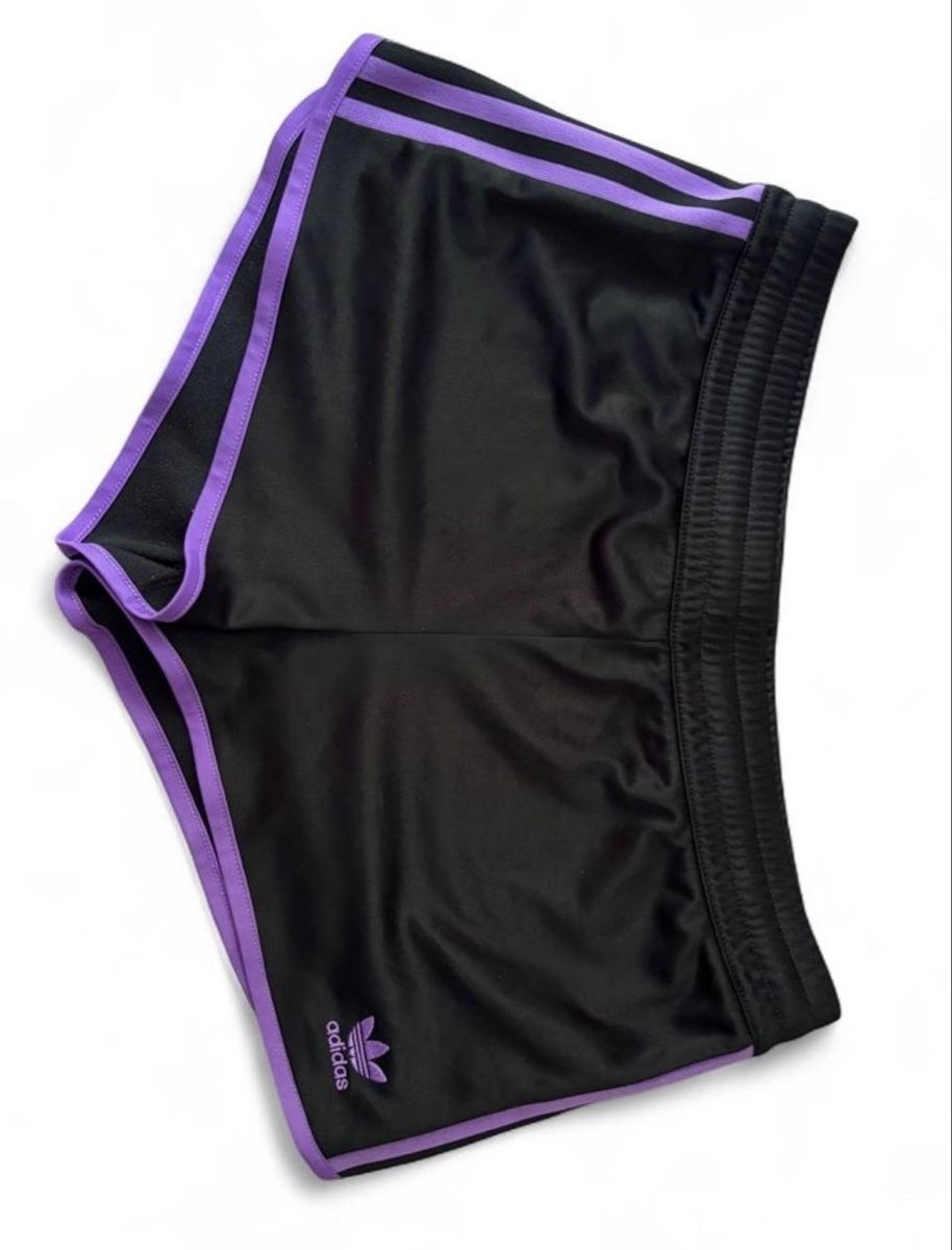 Adidas Hosen: Black-purple mini adidas shorts – Gebraucht aus Basel von Mellychee