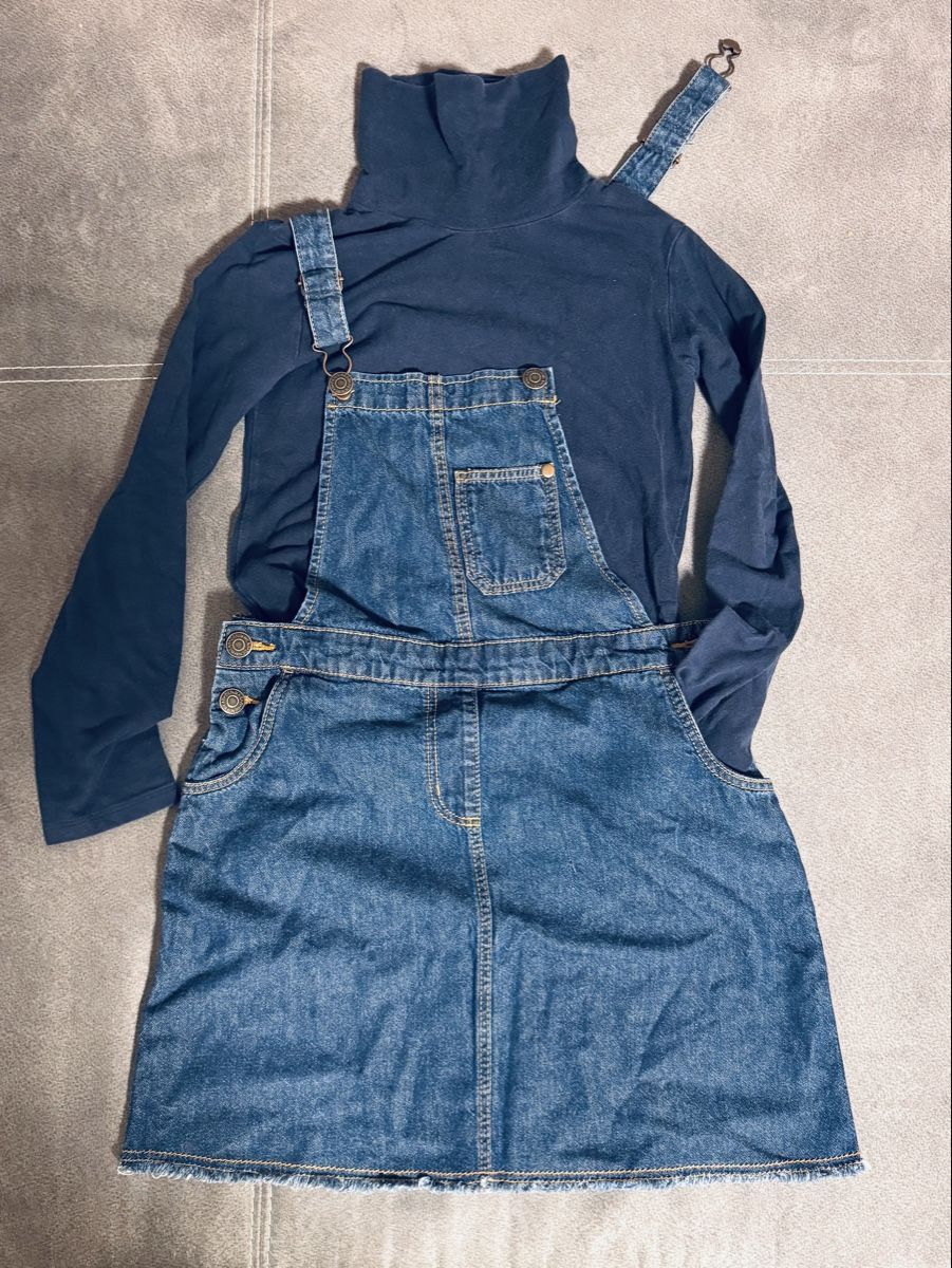 Lotti & Set di vestiti: Salopette en jean et pull col roulé, taille 134/140 – Usato da La Chaux-de-Fonds venduto da Sabinchenn