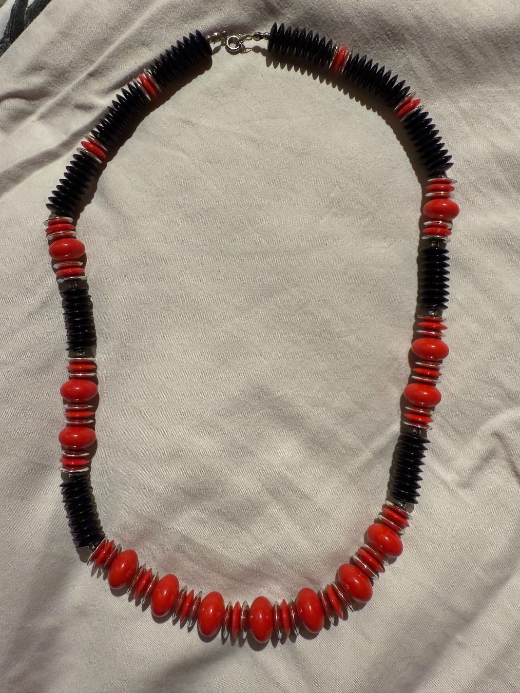 Catenine: Collier rouge et noir – Usato da Chermignon-Bas venduto da mioumiou34
