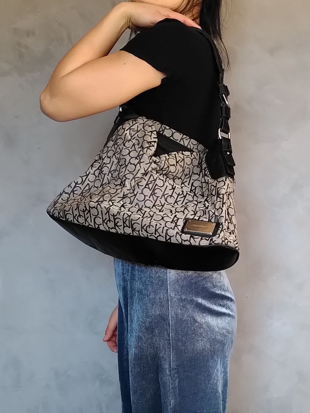 Calvin Klein Sacs femmes: Sac hobo Calvin Klein monogram – D'occasion à Châtel-St-Denis par melaimelai