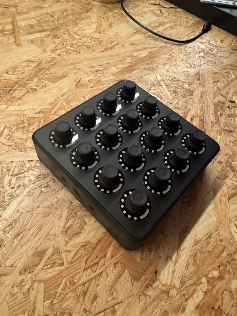 Strumenti musicali: DJ Techtools Midi Fighter Twister black  – Usato da Bern venduto da mm_trades 1