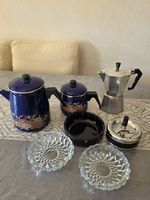 2 théières, 4 cendriers et 1 cafetière 