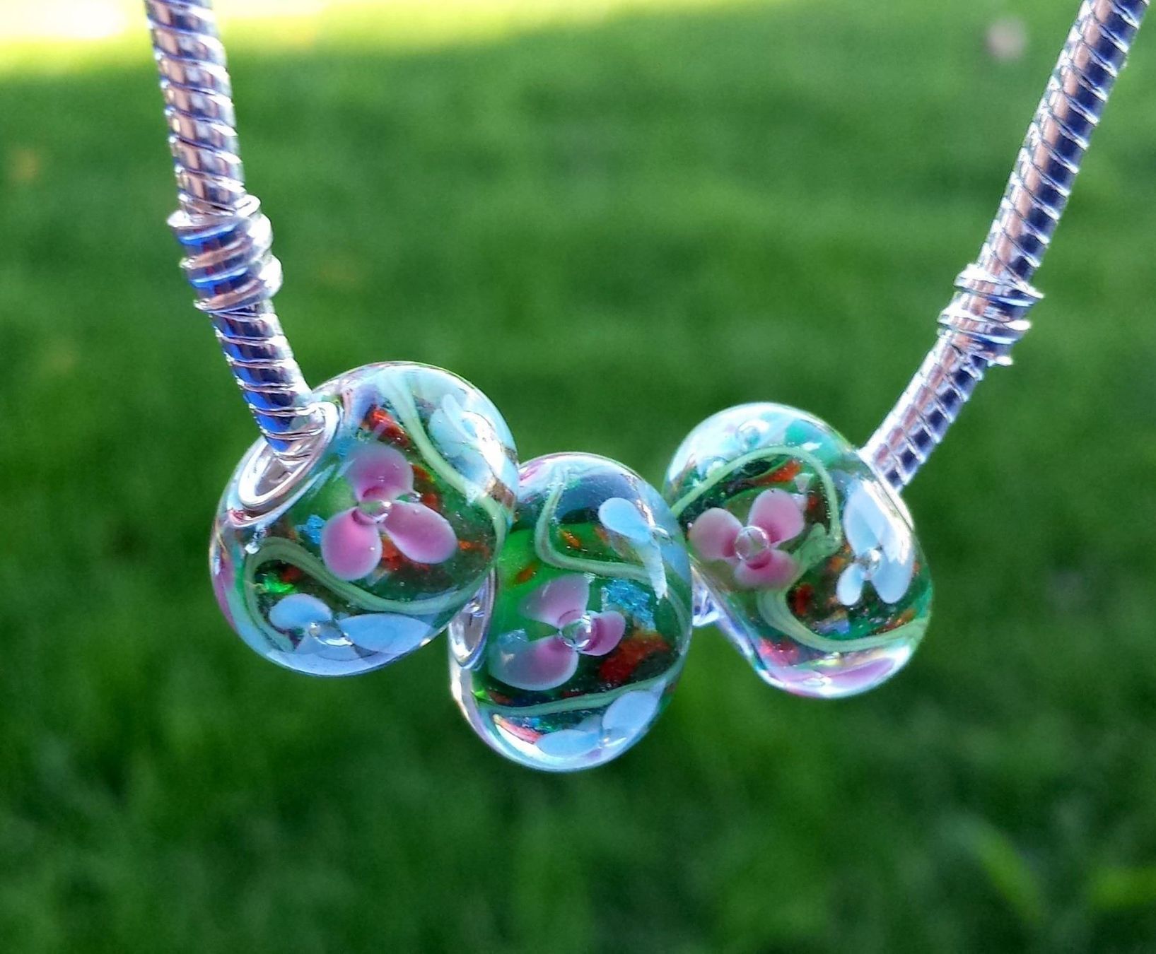 Perle (finte): LAMPWORK GRÜNE GLASPERLE MIT BLUMEN – Nuovo (secondo la descrizione) da Langenthal venduto da flowersNbirds 1