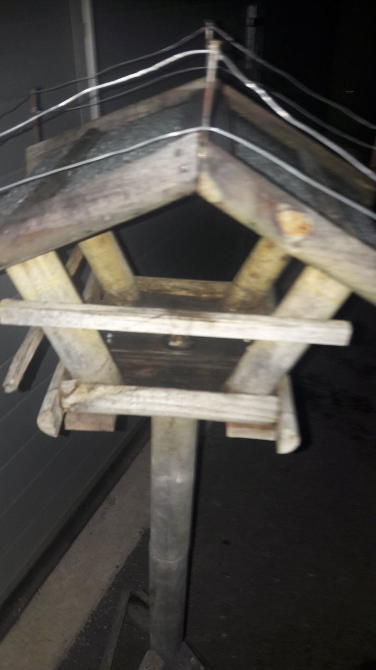 Casette per uccelli: Vogelfutterhaus auf einem Ständer – Usato da Laufen venduto da Mann455 4