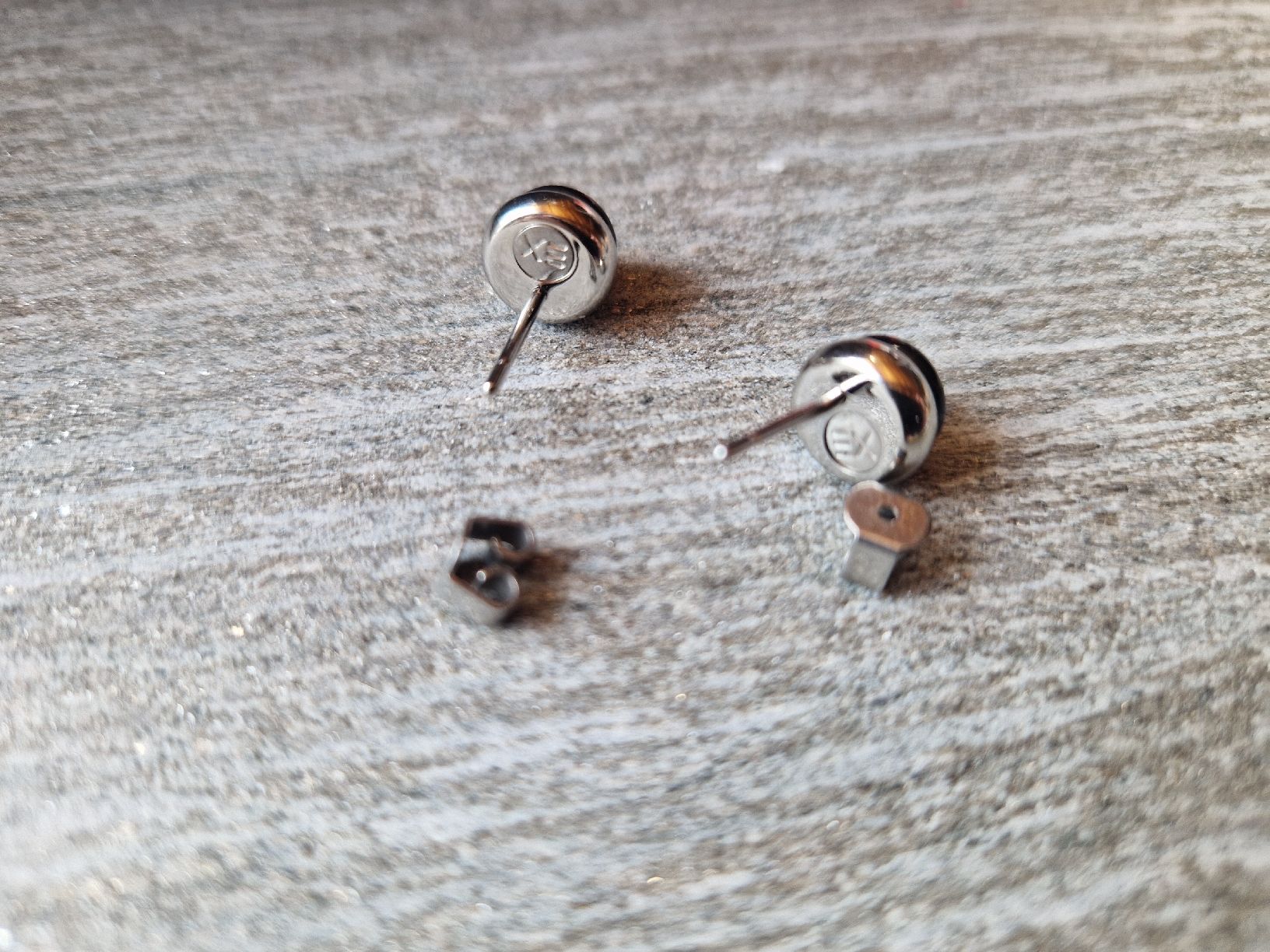 Orecchini pendenti & Orecchini a lobo: Magnetix Ohrstecker schwarz Stahl – Usato da Lichtensteig venduto da Cocabana_16 2