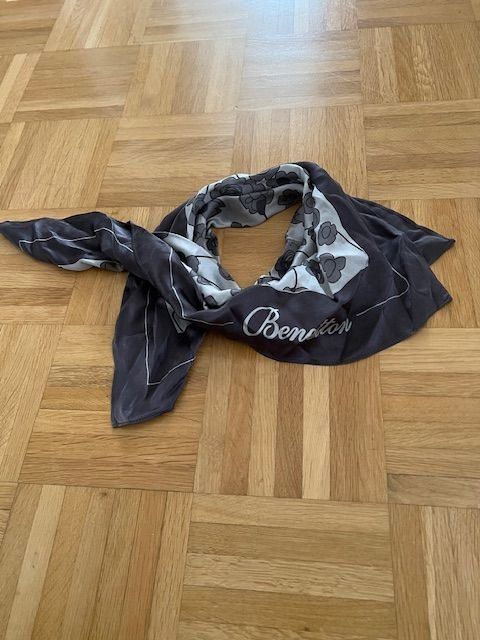 Benetton Foulard & Sciarpe: "Benetton" Foulard – Nuovo (secondo la descrizione) da Walenstadt venduto da ricamul 8