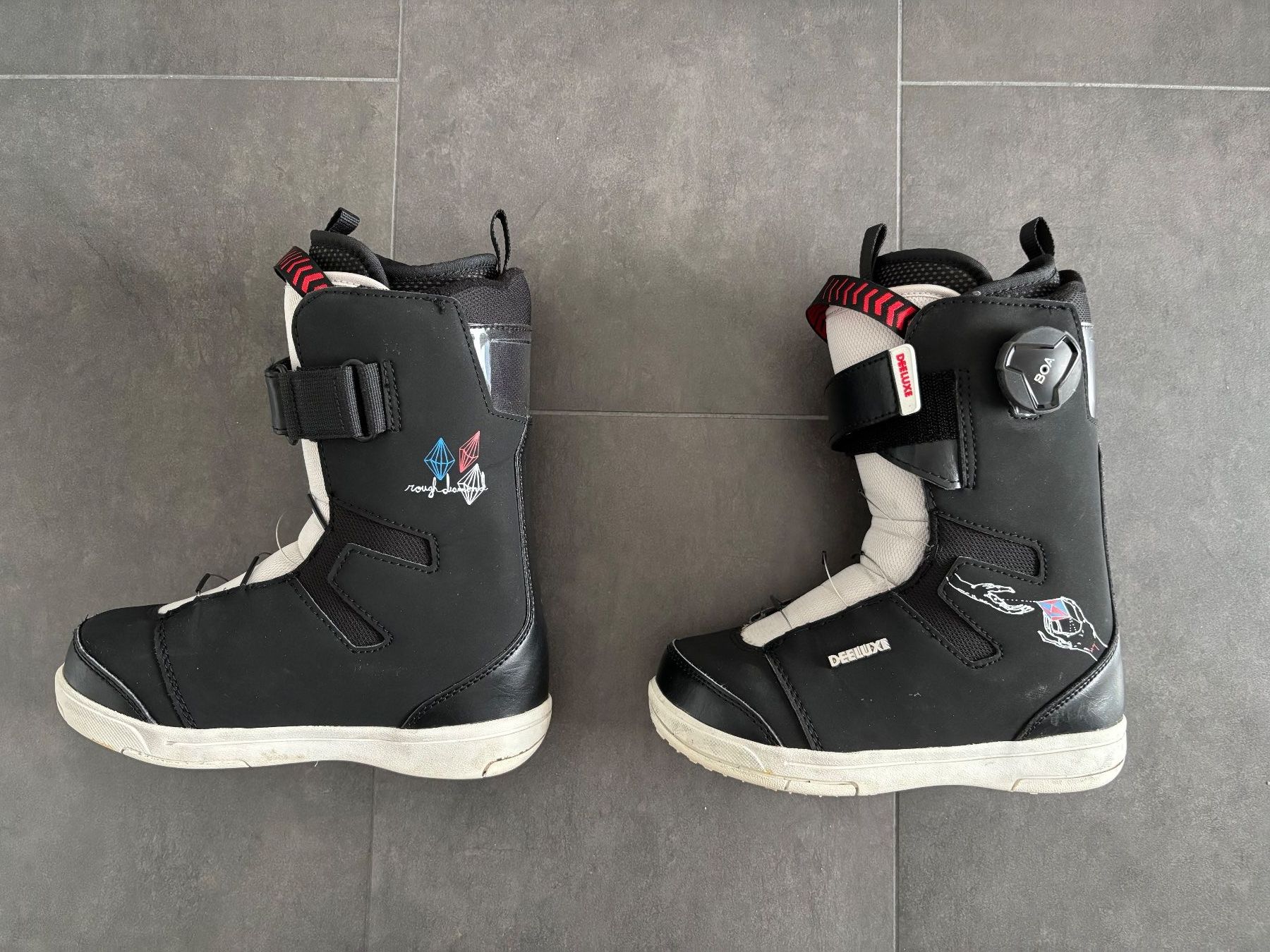 Deeluxe Scarpe per ragazzi: DEELUXE Rough Diamond Kinder Snowboardschuh Grösse 33 – Usato da Oberägeri venduto da MariaLehman 1