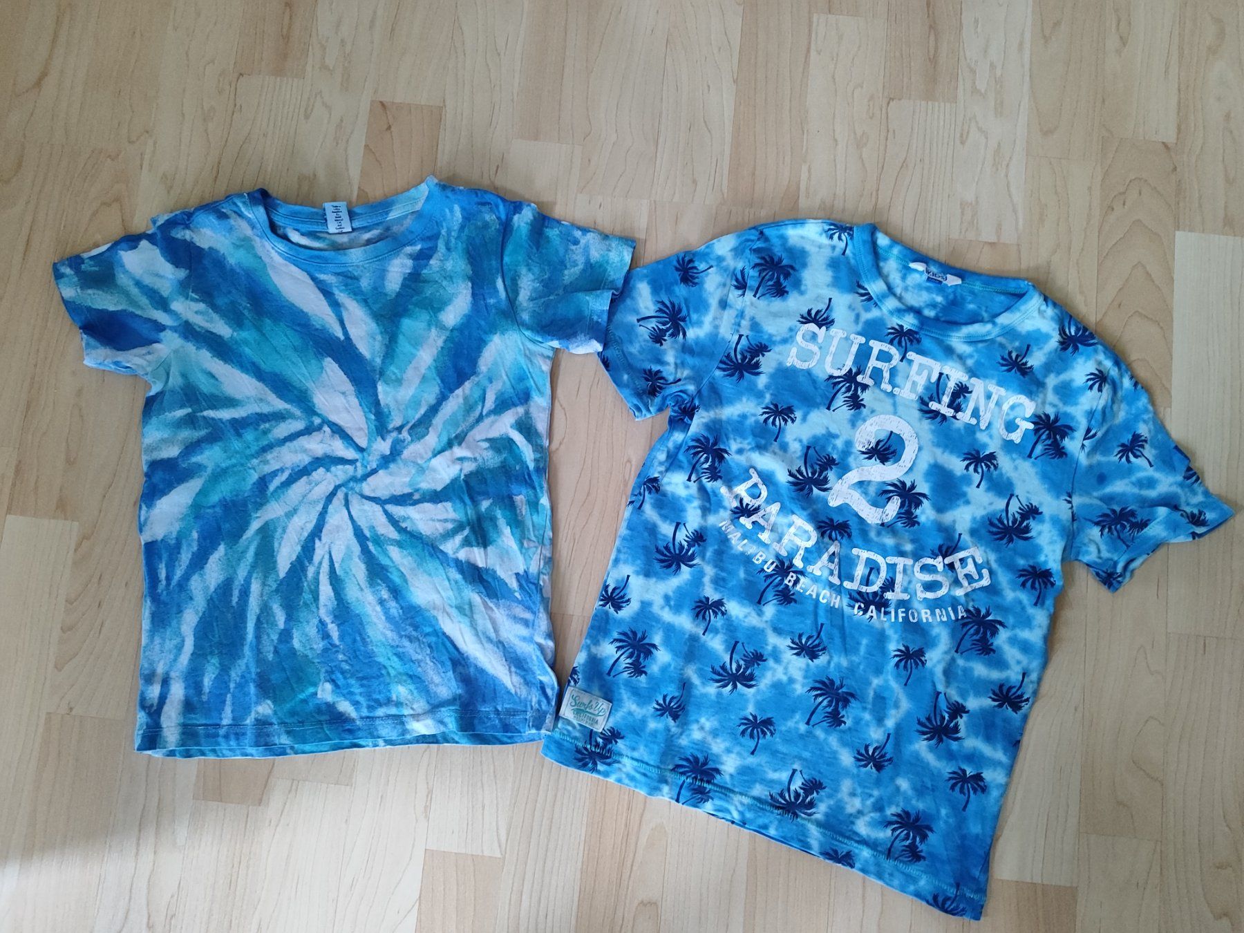 Camicie, T-shirt & Polo: 2 coole Batik Shirts Gr. 122/128 – Usato da Seon venduto da Mandes1