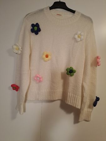 Kuscheliger Pullover weiss mit Blumen Gr. S