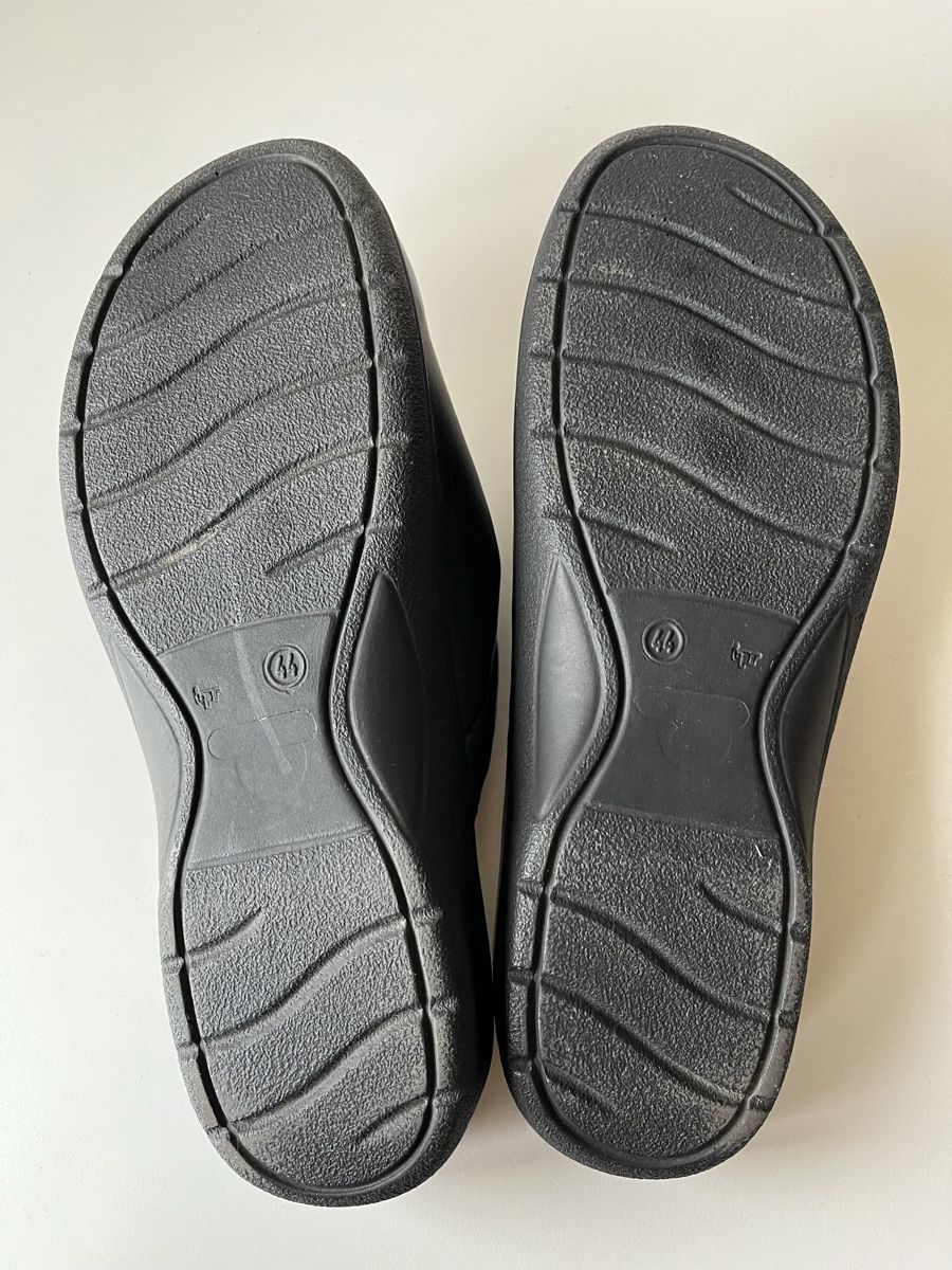 Scarpe da uomo: Hausschuhe aus Leder Grösse 44 – Usato da Ins venduto da Baj 3