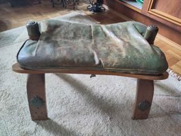 Antiker Hocker mit Lederbezug und Prägung, Einzelstück
