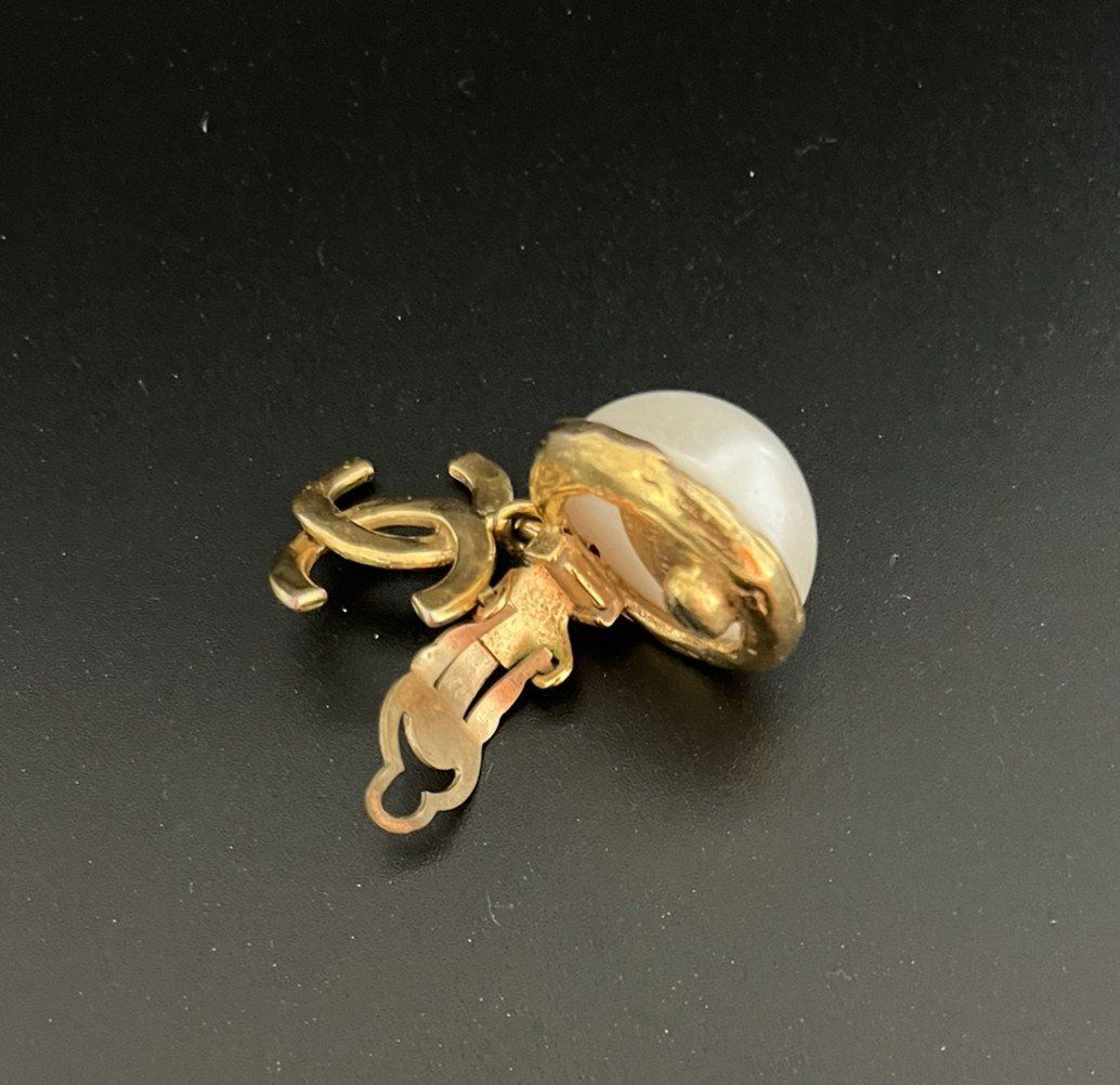 Chanel Boucles d'oreille: Chanel Ohrclips perlmutt – D'occasion à Wettswil par PeterVoArosa 2