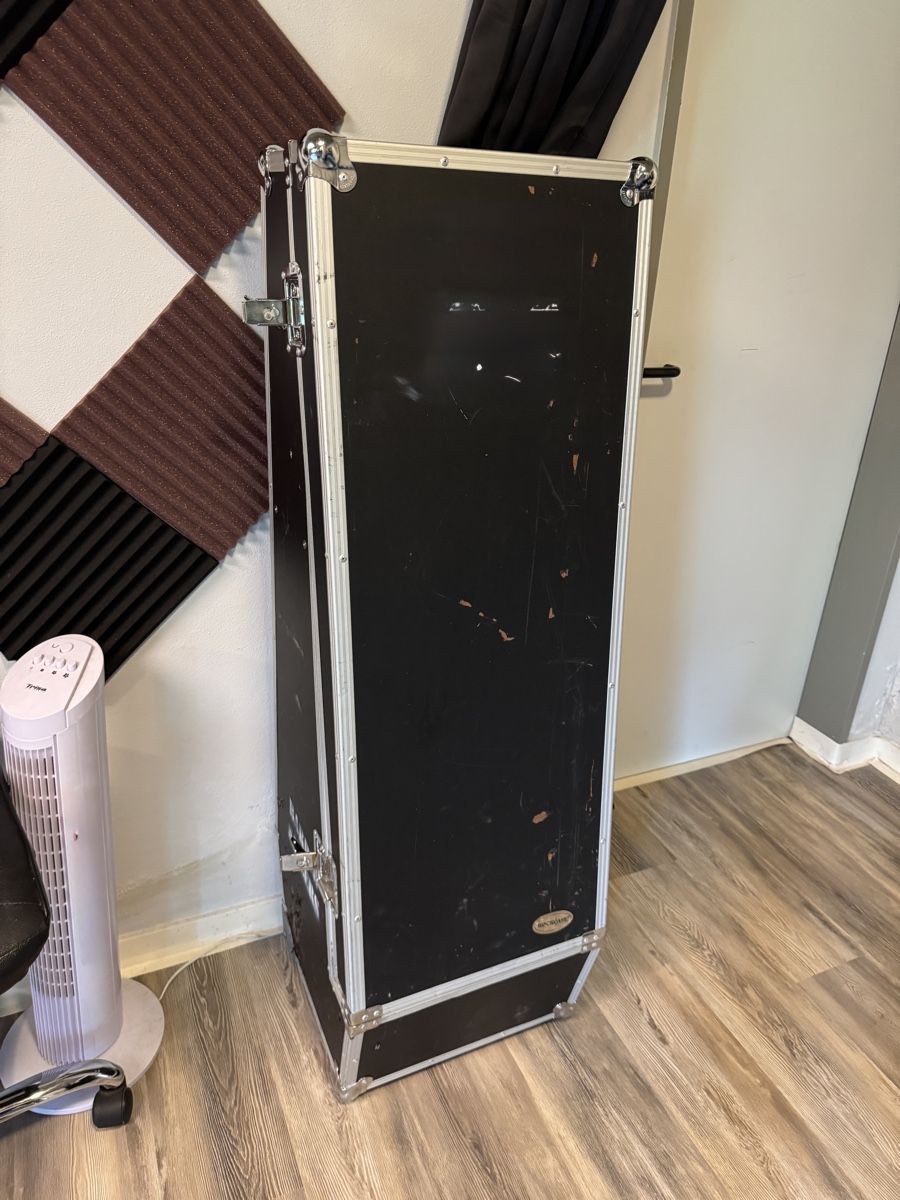 Strumenti musicali: Rockcase Flight case per basso x 3 – Usato da Malvaglia venduto da elia182
