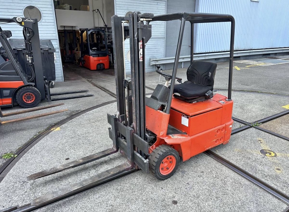 Linde Carrelli elevatori e a forche: Linde E15 Elektrostapler 1.5t inkl. Ladegerät – Usato da Windisch venduto da CharizArdi